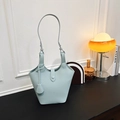 Schicke hellblaue Eimertasche mit Lychee-Muster, Wellenkanten-Design und dünnem Schultergurt - Blau