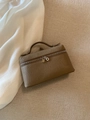 Borsa a mano marrone con trama litchi a forma di scatola e cerniera in metallo - Cachi