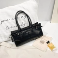Moderne schwarze PU-Leder Handtasche mit Silber-Schnalle und elegantem Logo-Detail - Schwarz