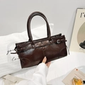 Dunkelbraune Handtasche aus Ölwachsleder mit silbernen Schnallen im Retro-Stil - Kaffeebraun