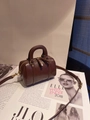 Bruine vintage lederen Boston handtas met handvaten en verstelbare schouderriem - Klein / Bordeauxrood