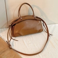 Sac fourre-tout en cuir marron à texture plissée avec bandoulière réglable et style épuré - Marron