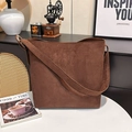 Bolso tote de ante mate marrón oscuro con correa ancha en un ambiente interior elegante - Café Claro