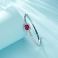 S925 Silberarmband mit einem rechteckigen roten Rubin und Zirkonia-Verzierungen - 925er Silber / Rot
