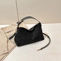 Borsa a mano classica in pelle nera opaca con dettagli dorati e tracolla rimovibile - Nero
