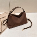 Borsa a mezzaluna in camoscio marrone scuro opaco con finiture e tracolla oro - caffè