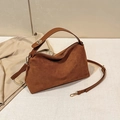 Elegante borsa a mano in pelle scamosciata marrone con fibbia dorata e tracolla - Marrone