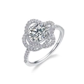 Anello in argento S925 con moissanite a forma di fiore e diamanti vista a 45 gradi - US 7 (Con Certificato GRA) / Argento
