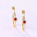 Elegantes pendientes de aro dorados con rubí rojo central y halo de piedras de circonita - Oro de 10K + Laca Electroforética / Circonia Roja - Chapado Oro 10K