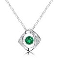 S925 Silberkette mit beweglichem grünem Smaragd Anhänger auf weißem Hintergrund - 925er Silber / Dickes Silber Weißgold