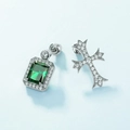 Orecchini asimmetrici in argento S925 con pietra verde smeraldo e design a croce - Argento 925 / Oro Bianco Argento Spesso