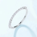 Funkelnder S925 Silber Moissanit Eternity Ring mit brillant geschliffenen Steinen - US 7# / Silber Weißgold (Hauptstein Rund 1.5*1.5mm)