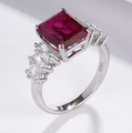 Ring aus S925 Sterlingsilber mit großem Rubin im Smaragdschliff und Seitenakzenten - HK17# / Labor-Rubin Ring