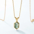 Zeskantige mosagaat ketting van verguld 925 zilver op een minimalistische lichtblauwe achtergrond - Hanger met Ketting / 925 zilver