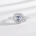 Anello halo in argento con moissanite quadrata e pietre laterali in finitura bianca - US6 / Argento