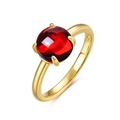 Eleganter Goldring mit einem großen runden roten Zirkonia in einer 4-Krallen-Fassung - Rot
