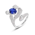 Close-up van S925 zilveren ring met blauwe edelsteen en pavé gezette witte zirkoon - Verstelbaar HK12# / In het lab gekweekte saffier