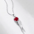 Elegante collar de llave en plata S925 con rubí rojo y detalles de circón brillantes - Estilo Llave Rubí Creado en Laboratorio / Bañado en Plata Rojo