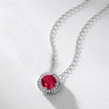 Collana con pendente halo e pietra preziosa rossa rotonda incastonata in argento 925 - Argento 925 / Rubino Creato in Laboratorio (Pietra Principale Tonda 6,5 mm)