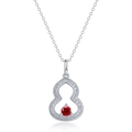 Collar de calabaza de plata S925 con gema roja de corte esmeralda y halo de diamante - Forma de calabaza / Estilo de Rubí de Laboratorio