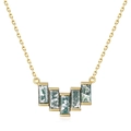 Collana a V dorata con cinque agate muschiate verdi rettangolari su sfondo bianco - Argento 925 / Oro 10K + Lacca Elettroforetica