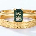 Nahaufnahme von Moosachat und vergoldetem Reliefring im edlen Stapelset für Damen - Offen US6# / Moosachat Stapelbares Ring-Set / Gold + Grün