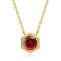 Collar minimalista de plata S925 con una gema roja en un marco hexagonal de color oro - Enero Granate