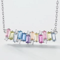 Halskette aus S925 Silber mit gebogenem Regenbogen-Zirkonia-Anhänger im Rechteck-Design - 925er Silber / Dickes Silber Weißgold