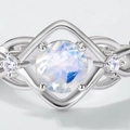 S925 silver moonstone ring featuring a twisted band and blue gemstone in diamond frame - Open US6# / Thick Silver Platinum Plated (6.0mm Main Stone)
