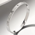 Dettaglio macro del bracciale argentato con doppia fila di zirconi e chiusura a cerniera - Bracciale Con Zirconi Colore Acciaio (52-D-4)