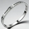 Dettaglio macro del bracciale a quadrifoglio in argento con motivi geometrici e zirconi incastonati - Bracciale Quadrifoglio Argento con Zirconi (46-D-1)