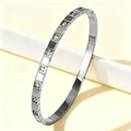 Dettaglio macro del bracciale a maglie quadrate argentate con zirconi cubici - Acciaio Stile Scacchi (47-C-7)