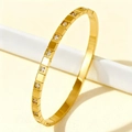 Dettaglio del bracciale in acciaio inossidabile placcato oro 18K con design a cubi geometrici - Oro Stile Scacchi (47-C-8)