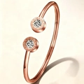 Dettaglio del bracciale aperto in oro rosa con numeri romani e cristalli luminosi - Oro Rosa Numeri Romani Zirconi Bracciale Rigido (52-D-3)