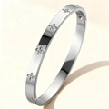 Detalle de brazalete de acero inoxidable pulido con motivos florales y cristales - Color Acero Trébol Zirconia (52-D-7)