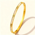 Dettaglio del bracciale in acciaio inossidabile dorato con intarsio in madreperla e cristalli - Bracciale Rigido con Intarsio di Conchiglia e Zirconia / Oro