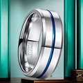 Nahaufnahme eines Rings aus Wolframcarbid in Silber mit einer blauen Mittelrille - US 7 / Silber & Blau