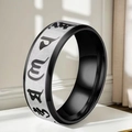 Dettaglio dell'anello bicolore in acciaio inossidabile con mantra buddista inciso - US 7 / Nero