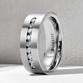 Vue macro d'une bague en titane brossé avec huit pierres de zircone rondes de haute qualité - Taille 7 / Style Alliance Éternité / Acier