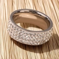 Anello largo in acciaio inossidabile argento con quattro file di cristalli scintillanti - Taglia 7 / Stile Strass a 4 File - 8mm (7-C-1) / Colore acciaio