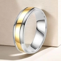 Makroaufnahme von zweifarbigem Edelstahlring mit Goldband und polierter Oberfläche - US 7 / Silber & Gold (2-E-3)