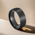 Anello da uomo in acciaio al titanio nero opaco con scanalature stile industriale - Taglia 7 / Nero