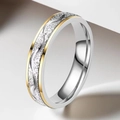 Dettaglio dell'anello in acciaio bicolore con finitura satinata e bordi dorati - US 7 / Stile da Uomo Satinato a Onde Bicolore
