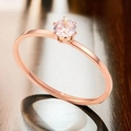 Détail de la bague en or rose avec un zircon solitaire serti dans six griffes classiques - Taille 5 / Or Rose (Strass Clair)