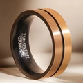Anello da uomo in tungsteno oro rosa spazzolato con fascia interna nera e scanalatura - Stile Nero e Oro Spazzolato con Scanalatura Centrale