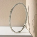 Vista detallada del brazalete de acero de titanio plateado con facetas geométricas - US 5 / Color Acero