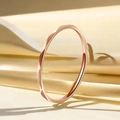 Anillo minimalista de acero de titanio oro rosa con superficie geométrica tallada - US 5 / Oro rosa