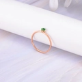 Bague minimaliste en acier inoxydable or rose avec petite pierre zircon verte - Taille 5 / Zircone Vert