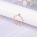 Bague minimaliste en acier inoxydable or rose avec un zircon rond bleu clair élégant - Taille 5 / Strass Bleu Clair