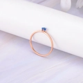Bague fine en acier inoxydable rose doré avec zircon bleu foncé rond au design minimaliste - Taille 5 / Strass bleu foncé